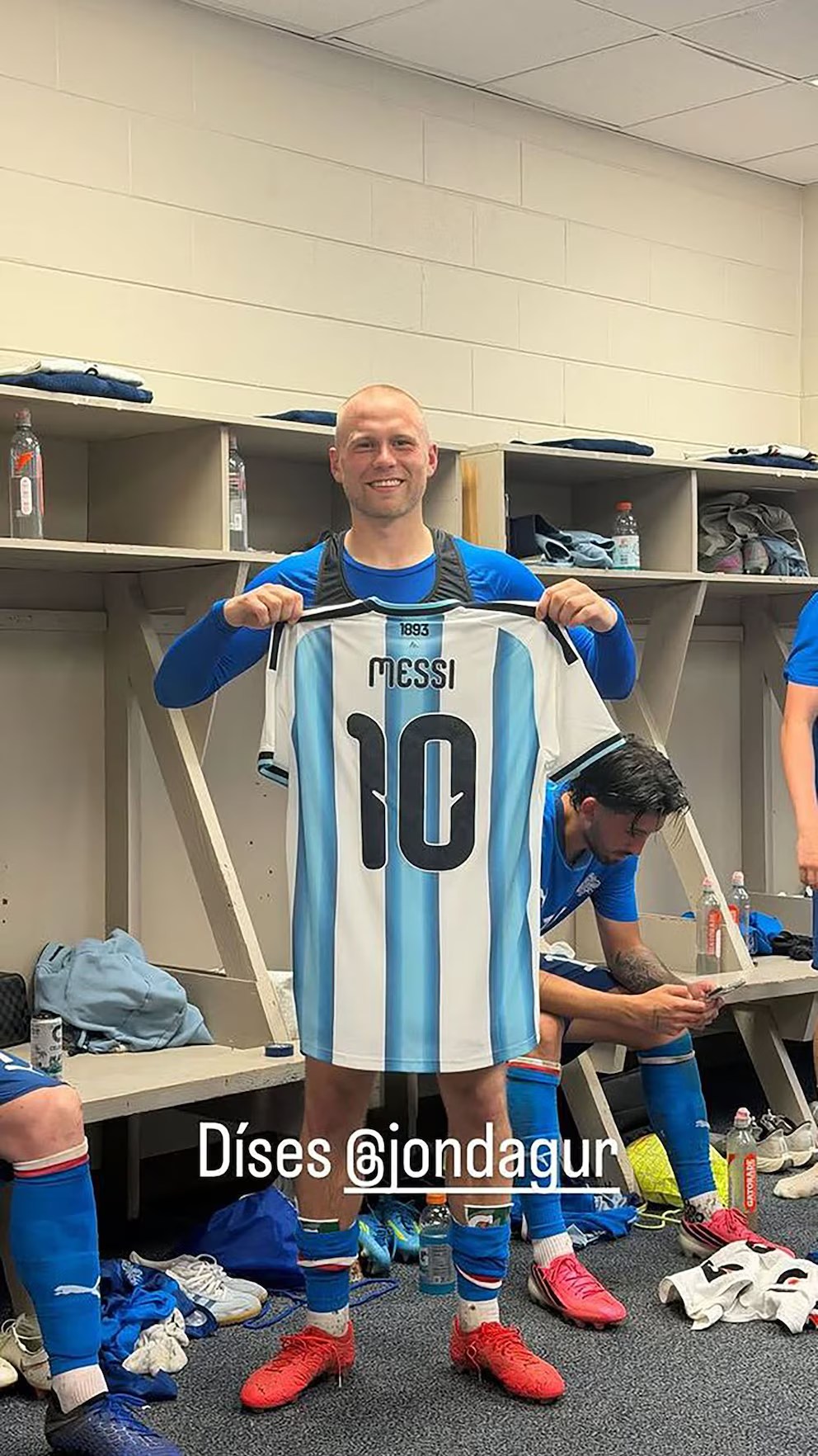 Messi y un momento emotivo con el hijo de un ex&nbsp;compañero
