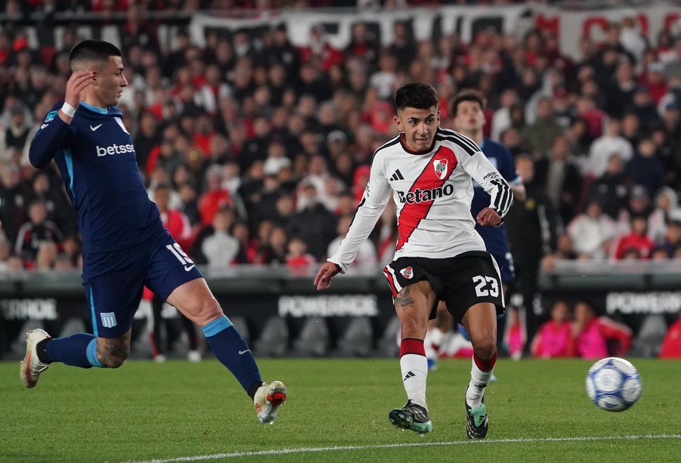 Racing cayó ante River y se quedó sin chances de clasificar a los&nbsp;playoffs